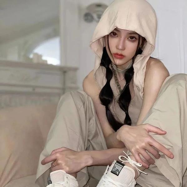 使用下方 20 个影片名，按顺序一一对应，不要改动片名文字，只根据片名和括号内类型提示来虚构全新的故事内容： 缪斯 骚莎大块呆 海边的恋人们 爱的理想生活 黑夜造访 青春恋爱梦 密室逃脱·暗夜古宅 最强升级 近亲 拳击场故事 没有怜悯的爱 少狼 奏出新希望 女人酒店 大写的印刷体 苗乡情 欢乐电视 命运谈判局 夜校女生 老虎的尾巴